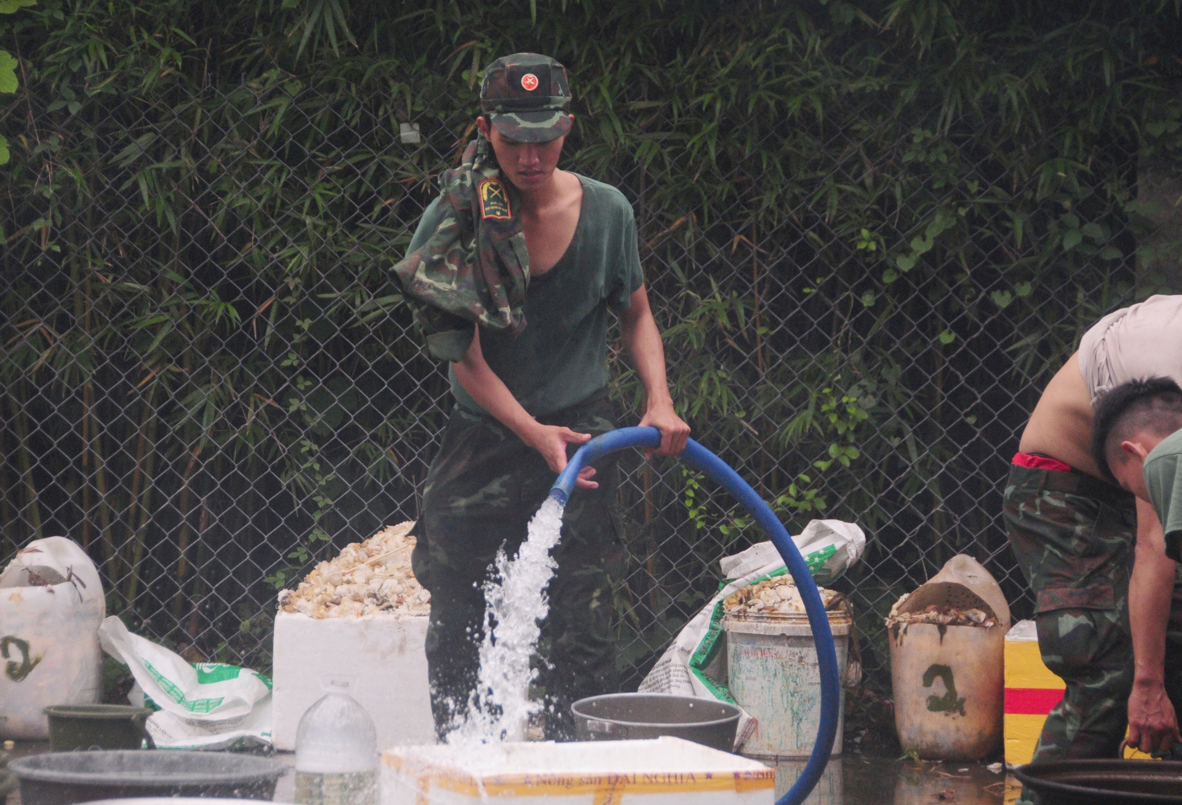 部队涉水帮助民众清理洪水后的淤泥,不麻烦哪怕一瓶水、一盒饭